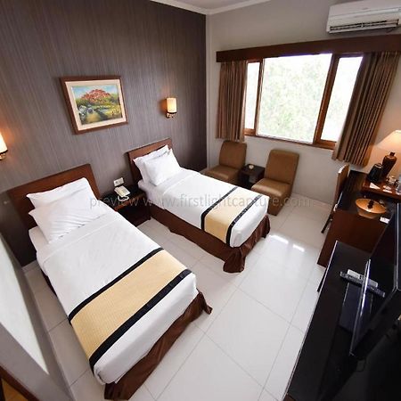 Capital O 874 Hotel Nyland Pasteur Бандунг Экстерьер фото